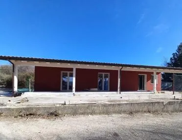 L'edificio in legno lamellare si sviluppa su un unico piano di 154 mq con un portico di 56 mq 