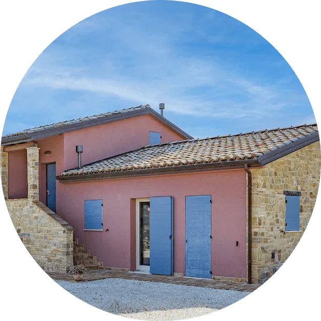 Casa finita esternamente con serramenti