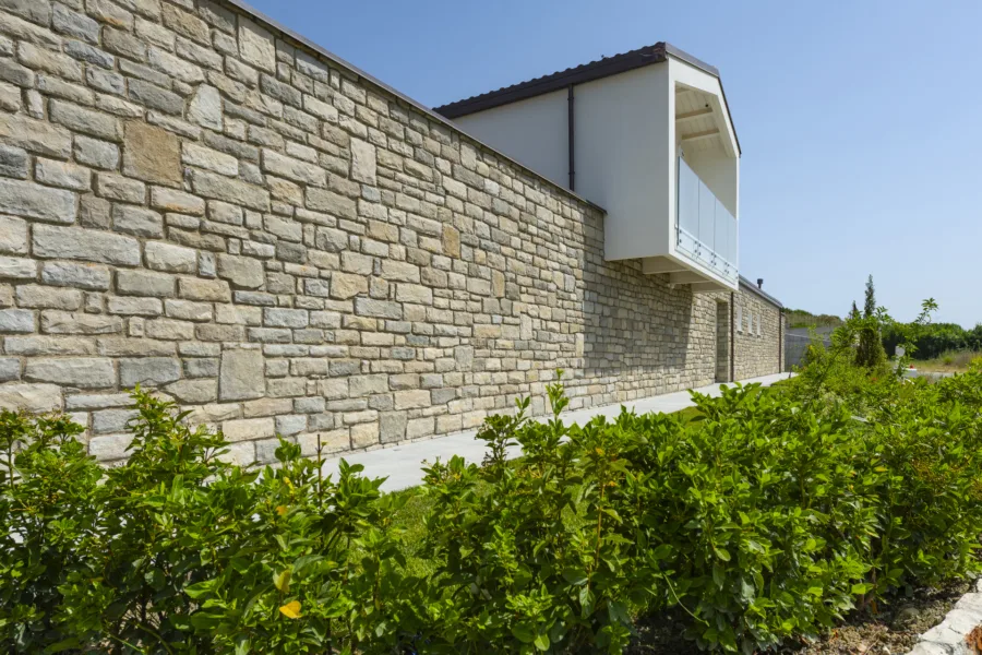 La struttura, realizzata con tecnologia Platform Frame Subissati, assicura sicurezza sismica, isolamento e durabilità.