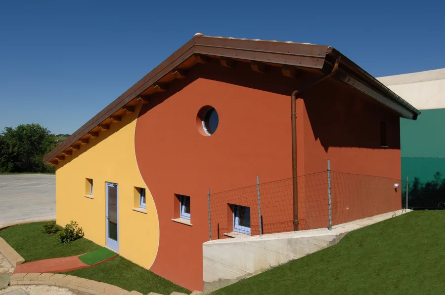 vista esterna del design di una struttura sportiva prefabbricata in legno, un circolo tennis a Corinaldo