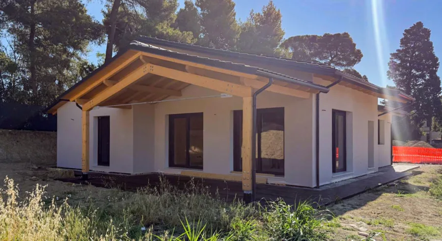 Villa unifamiliare in legno a Osimo (AN): in 4 settimane completate le opere esterne, ora si lavora agli interni